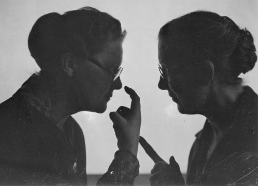 Draftswomen of the museum – © MARKK Two women, conversation, gestures, b/w photograph