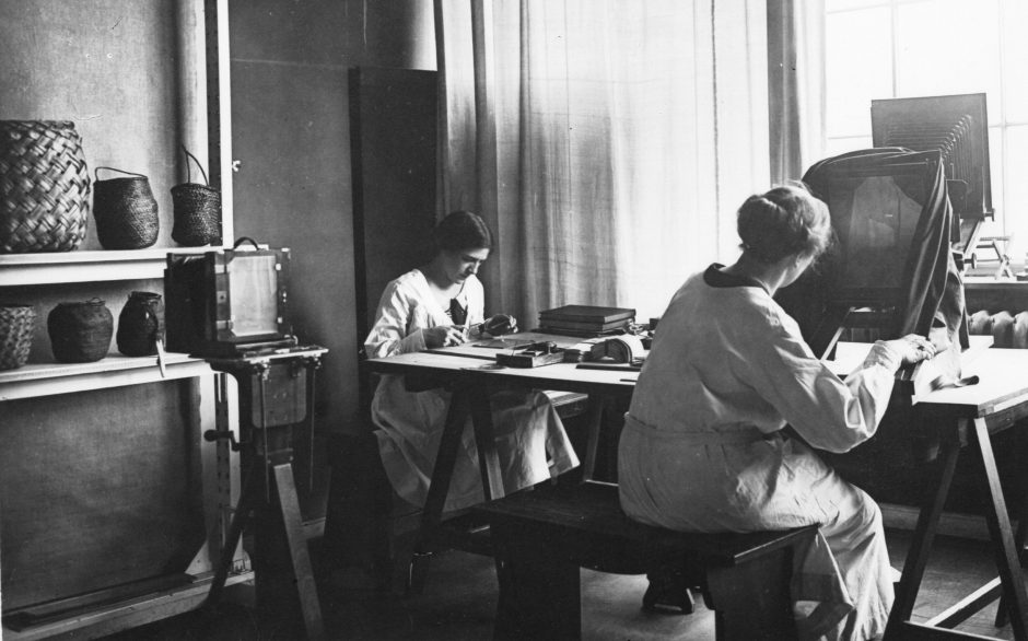 The photographers Emmy Gottschau (right) and Johanna Oetling (left) in the photo studio – © MARKK View of the photo studio, photographers at work, b/w photograph